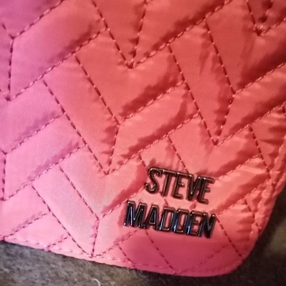 NWOT Quilted Polyester and vegan leather small Steve Madden purse - Picture 3 of 16